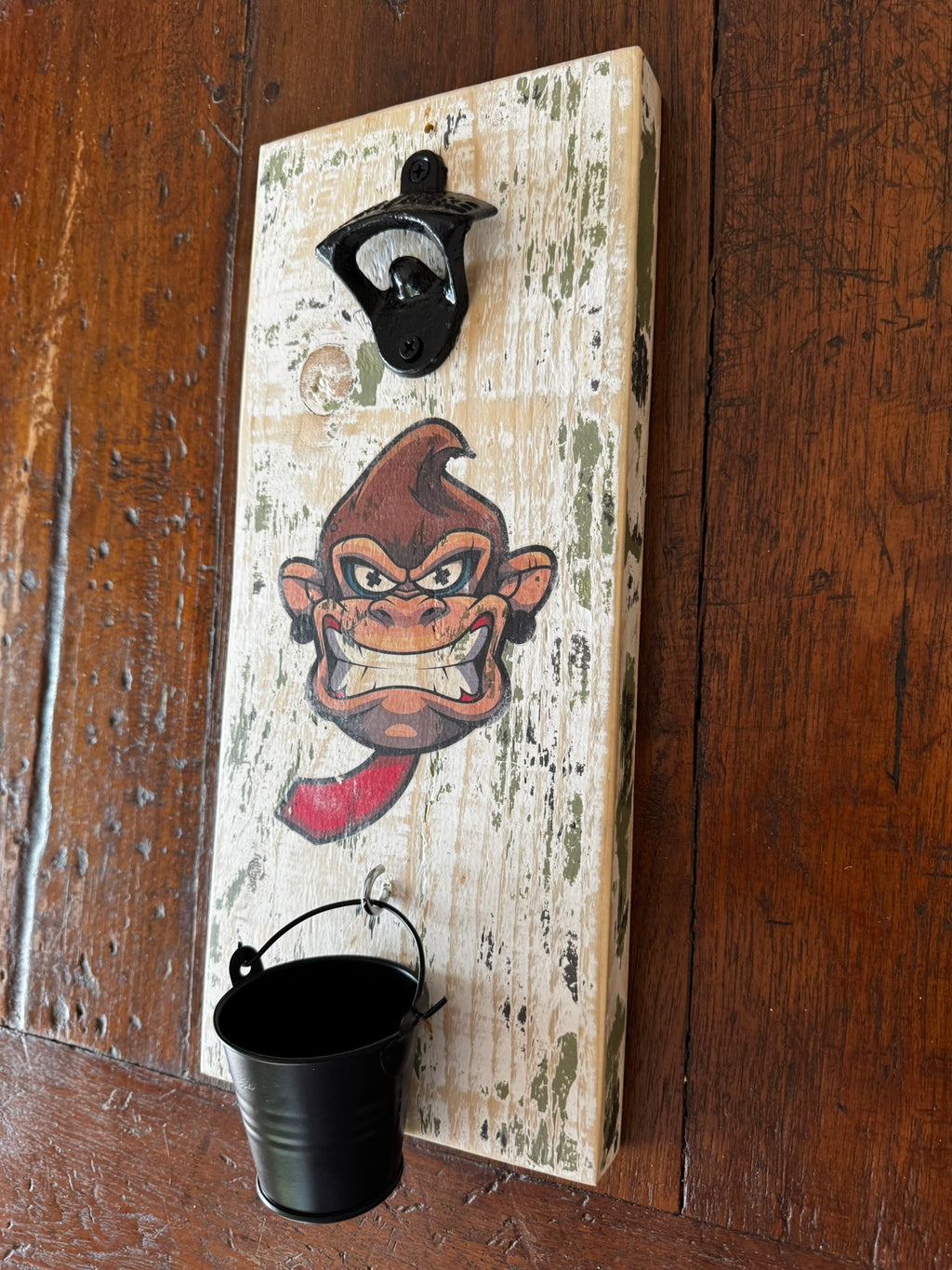 Décapsuleur mural artisanal en bois massif recyclé – Fabrication française